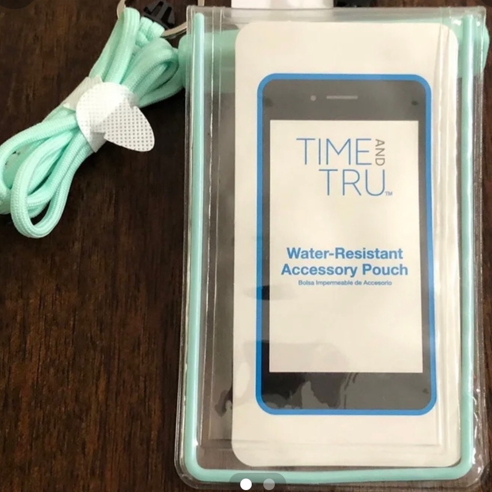 Beach water resistant cellphone pouch mint. Size 4.13””Wx 8.66”Hx0.39”D